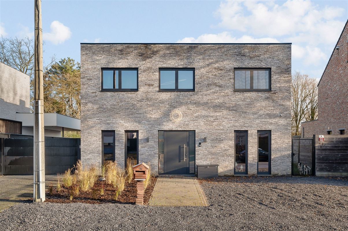 MODERNE EN RECENT GEBOUWDE WONING MET 5 SLAAPKAMERS OP EEN RUIM PERCEEL VAN 13A46CA TE PAAL