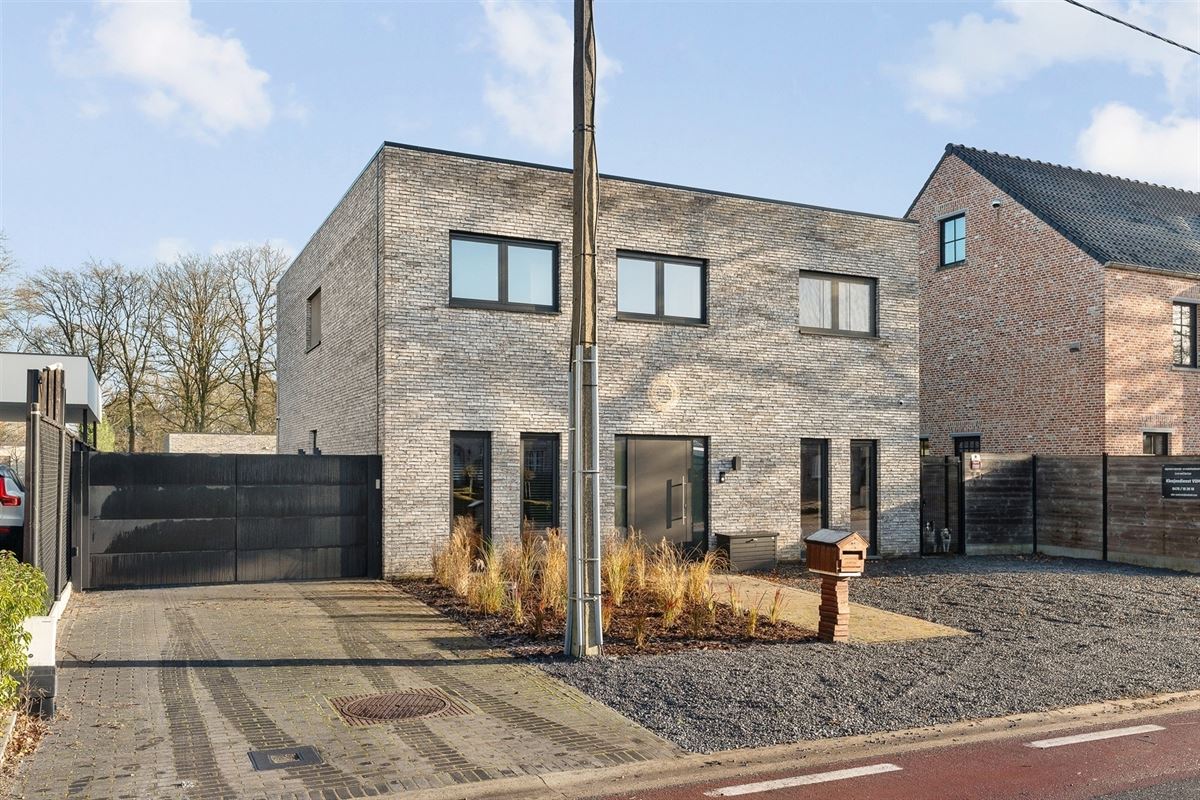 MODERNE EN RECENT GEBOUWDE WONING MET 5 SLAAPKAMERS OP EEN RUIM PERCEEL VAN 13A46CA TE PAAL