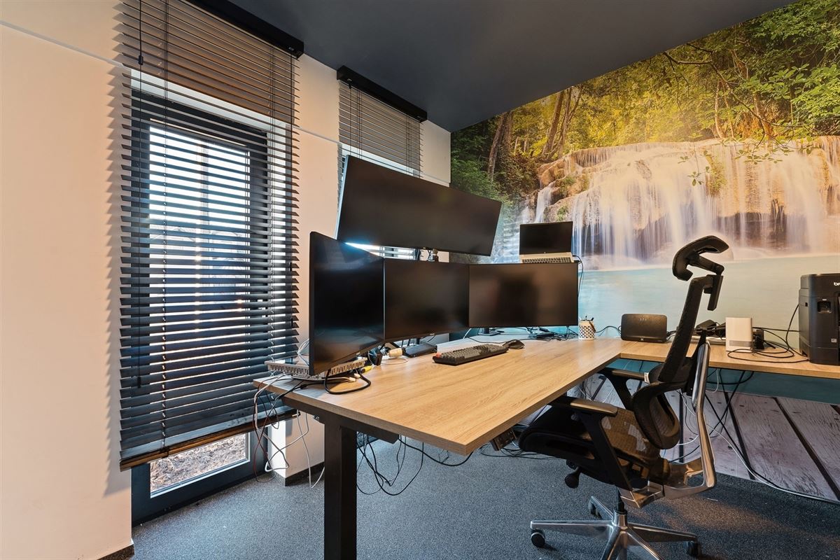 MODERNE EN RECENT GEBOUWDE WONING MET 5 SLAAPKAMERS OP EEN RUIM PERCEEL VAN 13A46CA TE PAAL