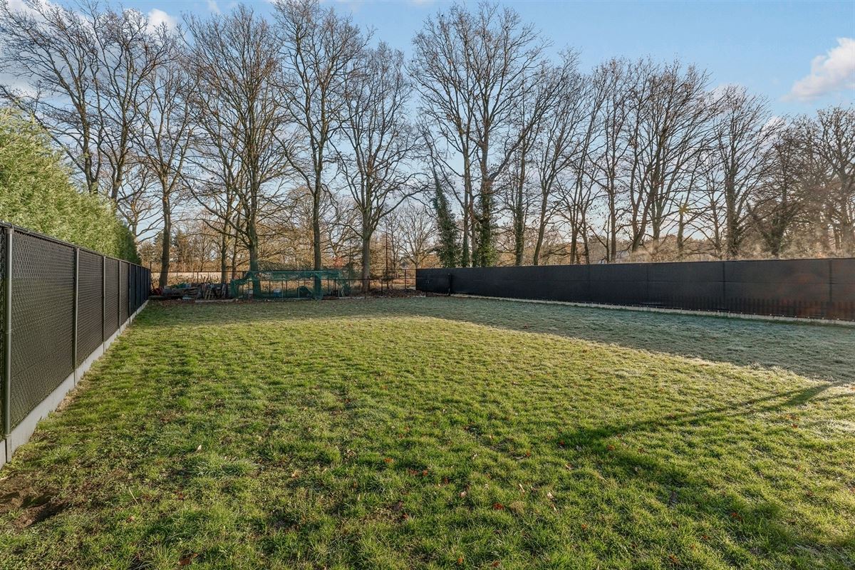 MODERNE EN RECENT GEBOUWDE WONING MET 5 SLAAPKAMERS OP EEN RUIM PERCEEL VAN 13A46CA TE PAAL