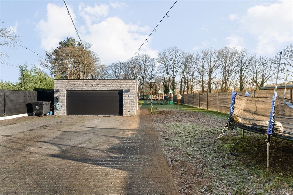 MODERNE EN RECENT GEBOUWDE WONING MET 5 SLAAPKAMERS OP EEN RUIM PERCEEL VAN 13A46CA TE PAAL