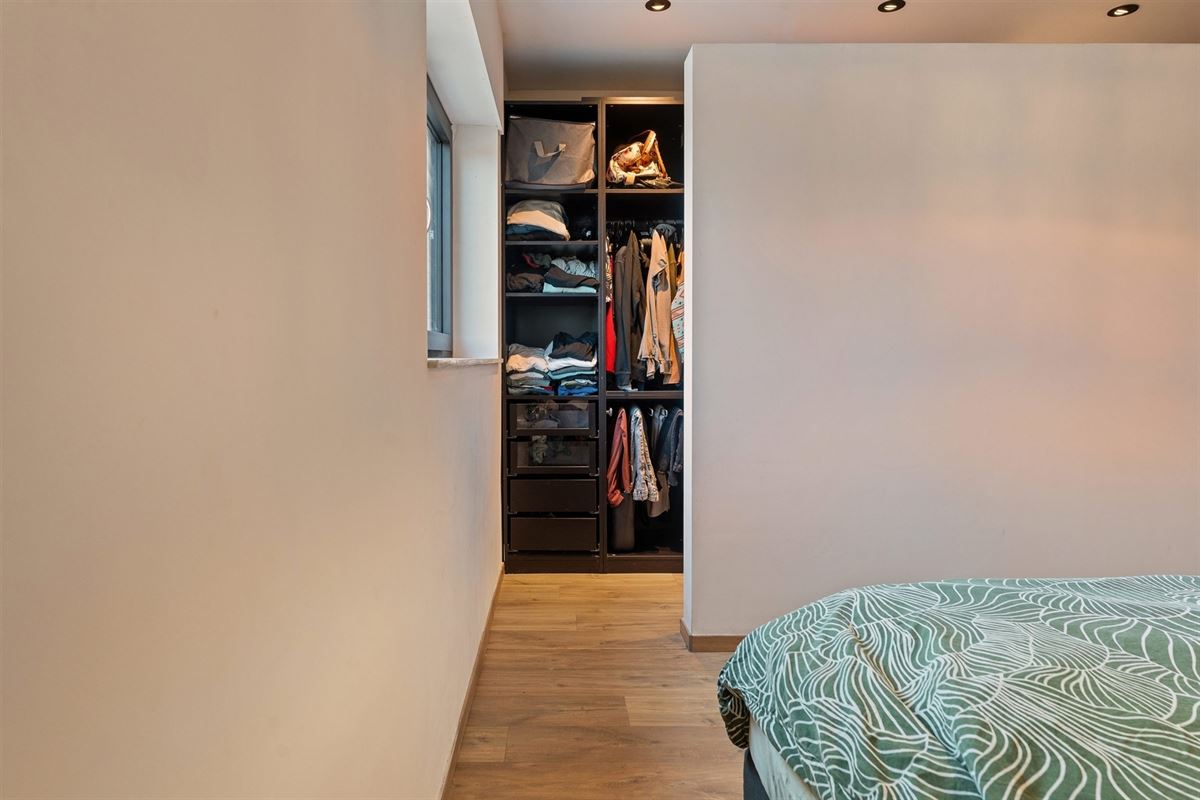MODERNE EN RECENT GEBOUWDE WONING MET 5 SLAAPKAMERS OP EEN RUIM PERCEEL VAN 13A46CA TE PAAL