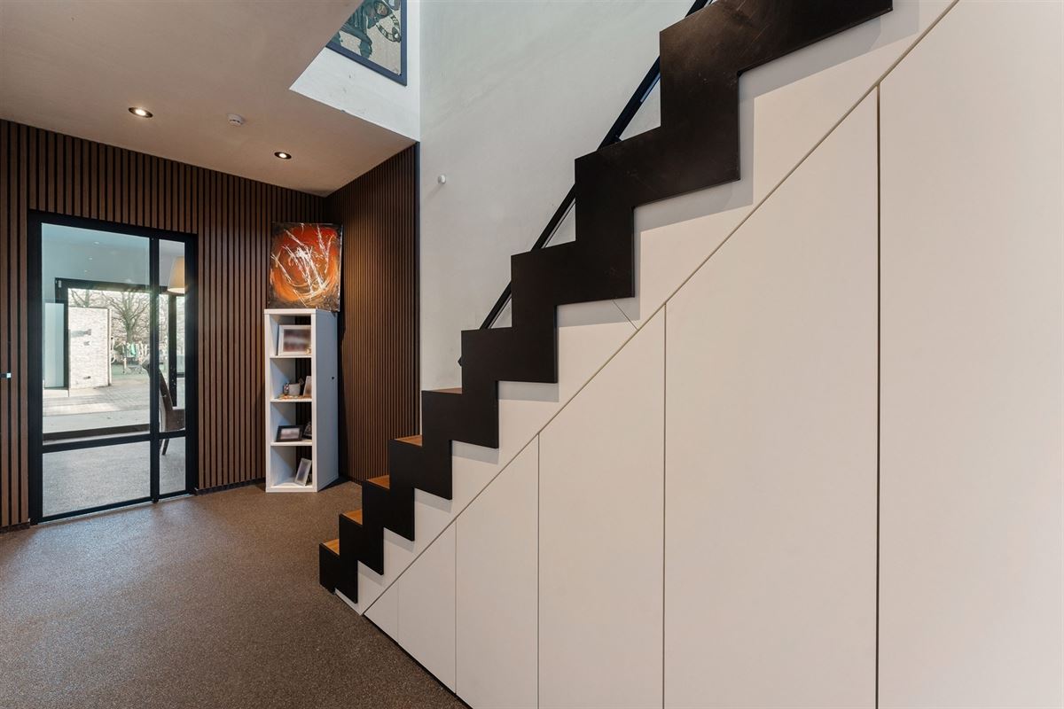 MODERNE EN RECENT GEBOUWDE WONING MET 5 SLAAPKAMERS OP EEN RUIM PERCEEL VAN 13A46CA TE PAAL