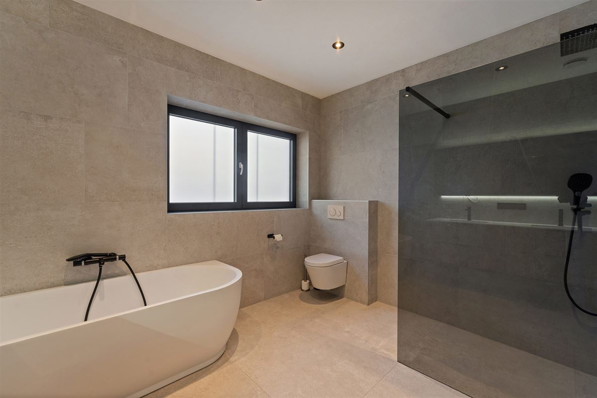 MODERNE EN RECENT GEBOUWDE WONING MET 5 SLAAPKAMERS OP EEN RUIM PERCEEL VAN 13A46CA TE PAAL