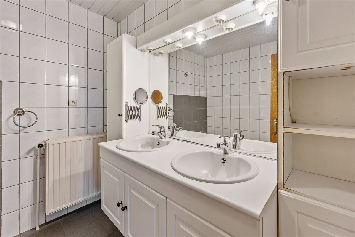 RUIME WONING MET 5 SLAAPKAMERS GELEGEN OP EEN PERCEEL VAN 10A68CA TE HEUSDEN-ZOLDER