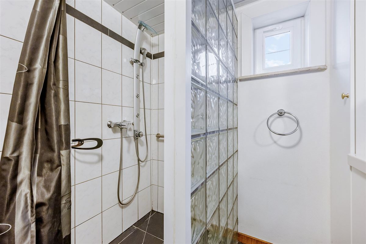 RUIME WONING MET 5 SLAAPKAMERS GELEGEN OP EEN PERCEEL VAN 10A68CA TE HEUSDEN-ZOLDER