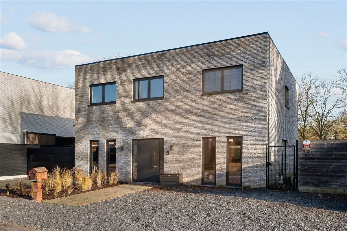 MODERNE EN RECENT GEBOUWDE WONING MET 5 SLAAPKAMERS OP EEN RUIM PERCEEL VAN 13A46CA TE PAAL