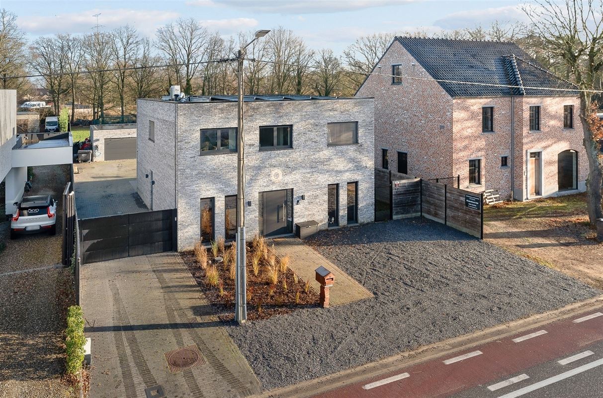 MODERNE EN RECENT GEBOUWDE WONING MET 5 SLAAPKAMERS OP EEN RUIM PERCEEL VAN 13A46CA TE PAAL