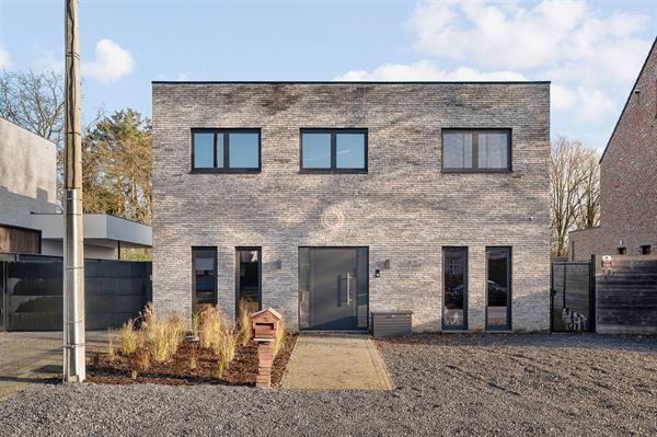 MODERNE EN RECENT GEBOUWDE WONING MET 5 SLAAPKAMERS OP EEN RUIM PERCEEL VAN 13A46CA TE PAAL