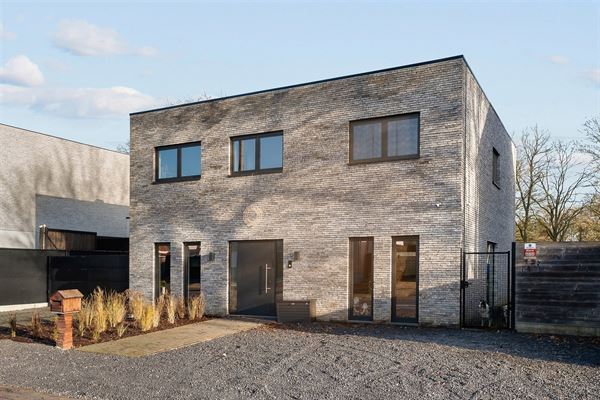 MODERNE EN RECENT GEBOUWDE WONING MET 5 SLAAPKAMERS OP EEN RUIM PERCEEL VAN 13A46CA TE PAAL