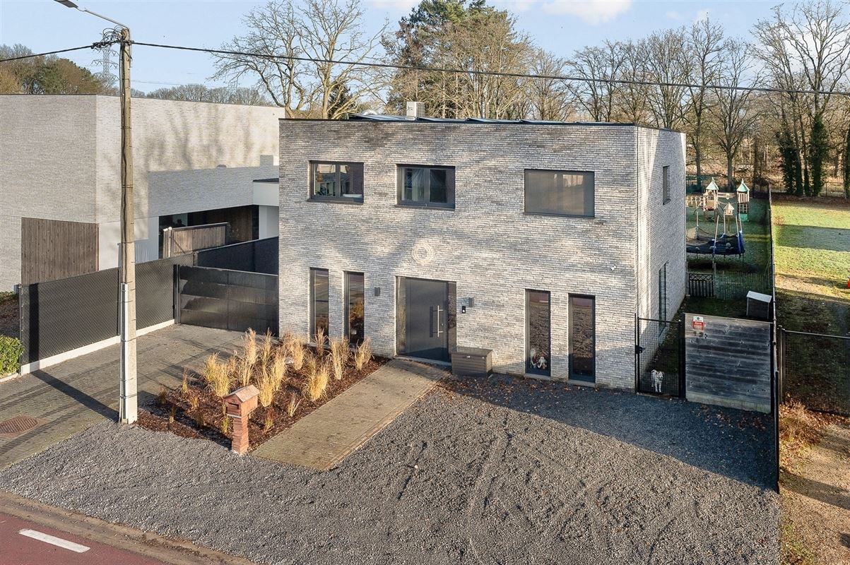 MODERNE EN RECENT GEBOUWDE WONING MET 5 SLAAPKAMERS OP EEN RUIM PERCEEL VAN 13A46CA TE PAAL