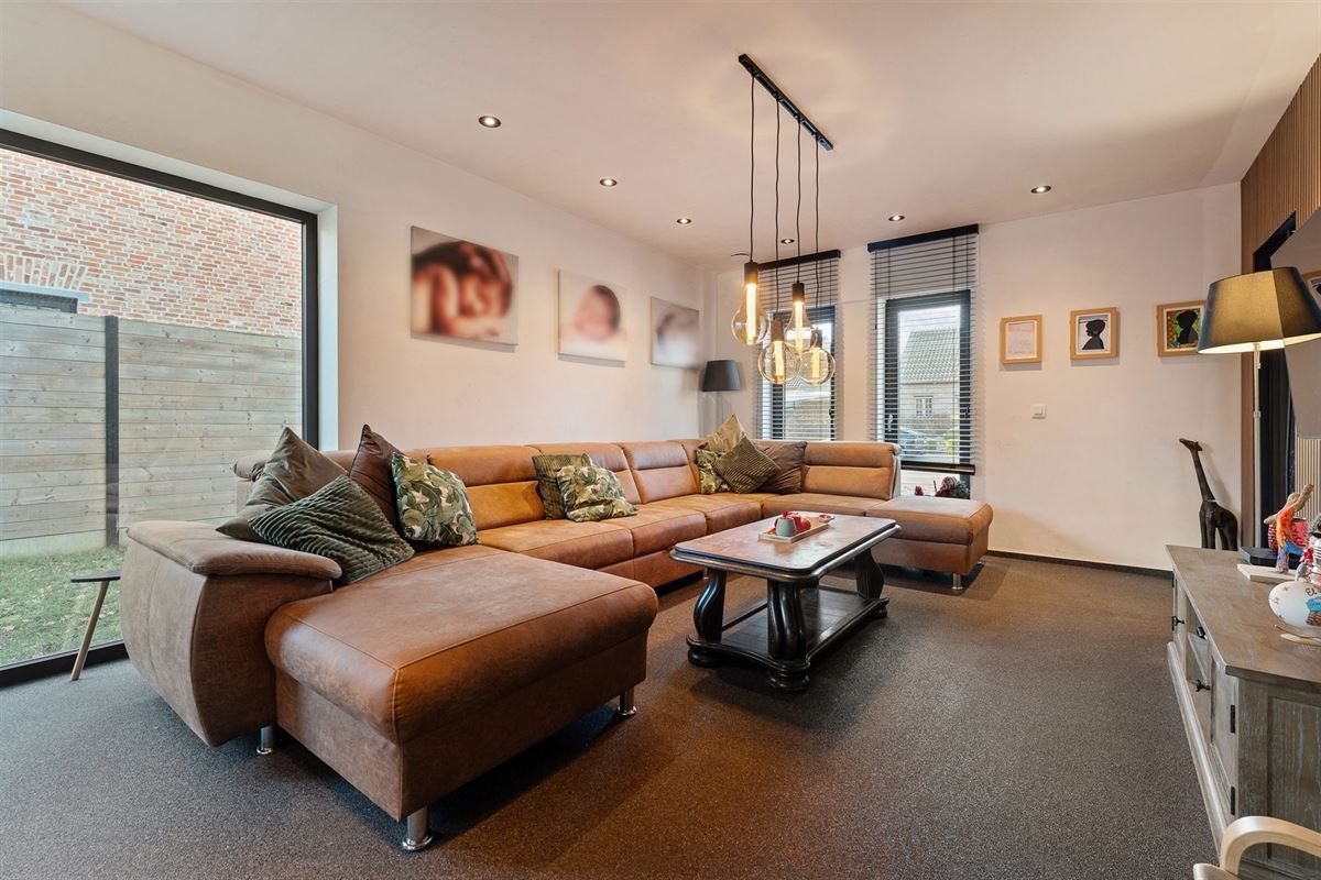 MODERNE EN RECENT GEBOUWDE WONING MET 5 SLAAPKAMERS OP EEN RUIM PERCEEL VAN 13A46CA TE PAAL