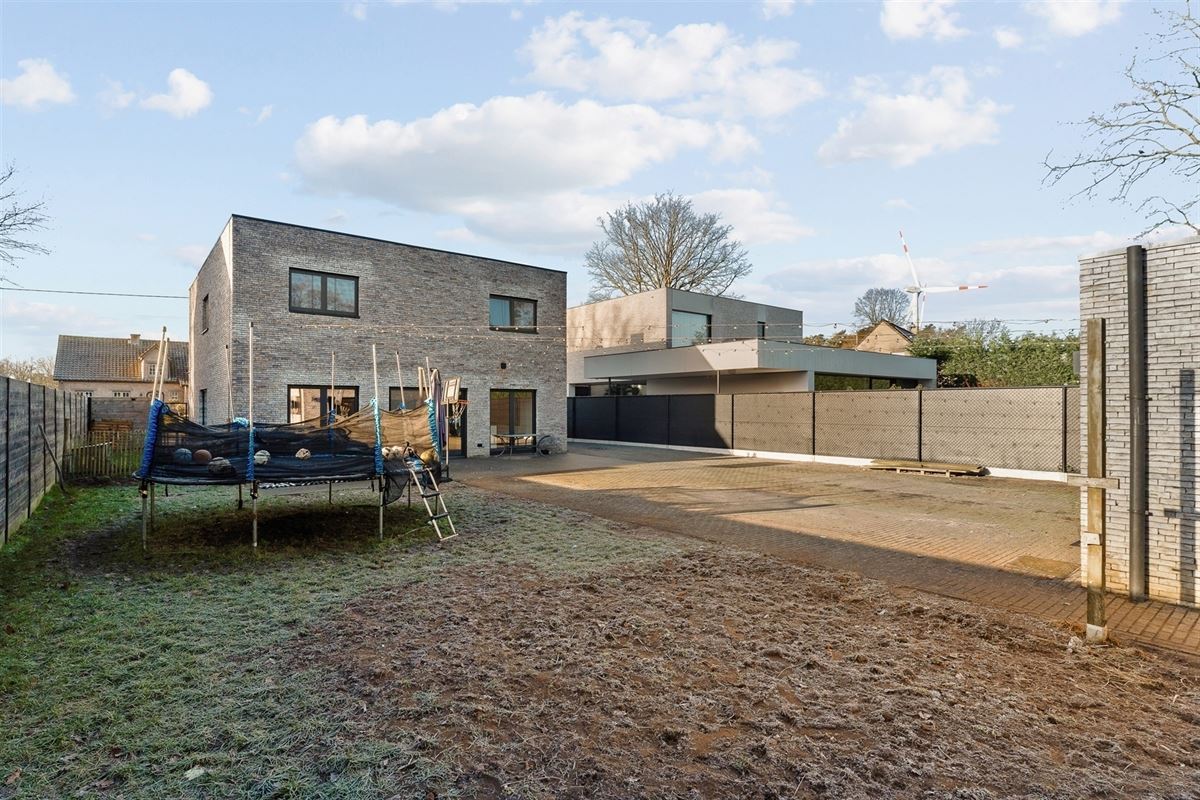 MODERNE EN RECENT GEBOUWDE WONING MET 5 SLAAPKAMERS OP EEN RUIM PERCEEL VAN 13A46CA TE PAAL