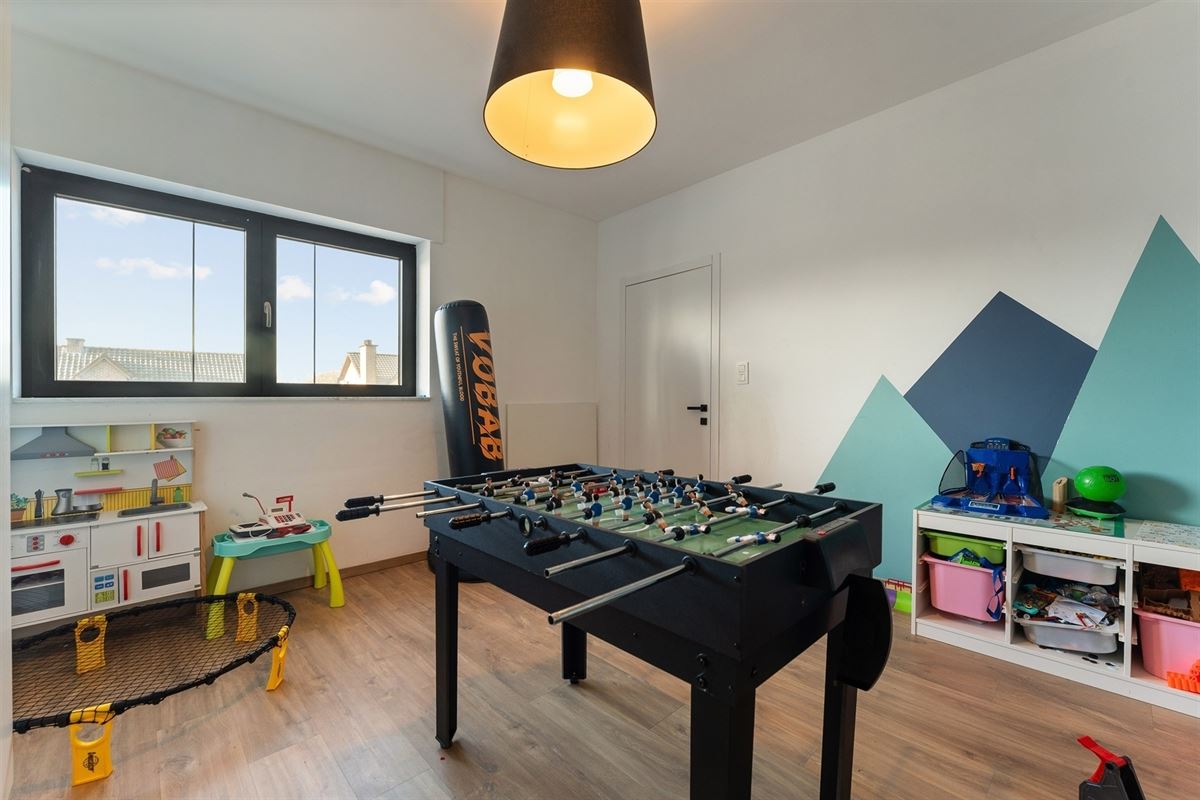 MODERNE EN RECENT GEBOUWDE WONING MET 5 SLAAPKAMERS OP EEN RUIM PERCEEL VAN 13A46CA TE PAAL