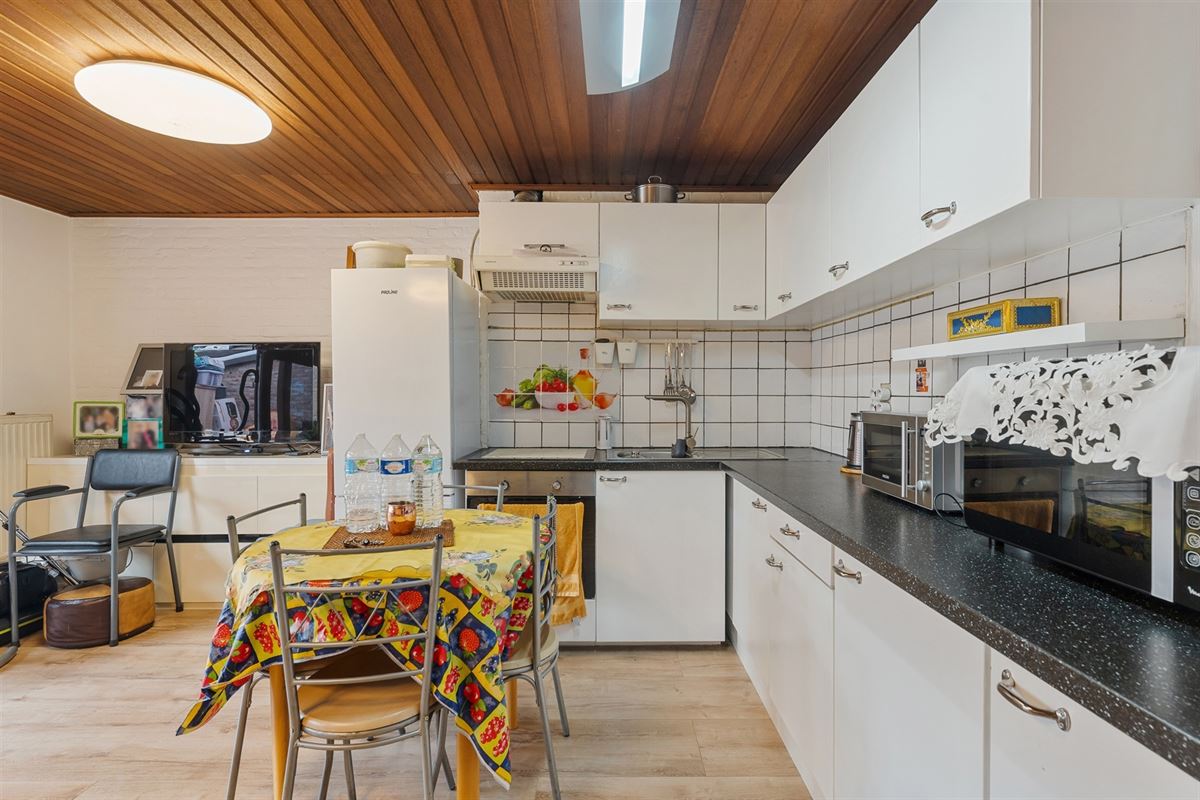 TE RENOVEREN WONING MET BOVENLIGGEND APPARTEMENT GELEGEN TE HEPPEN