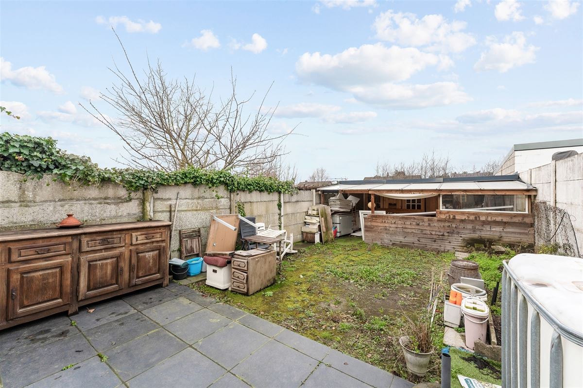 TE RENOVEREN WONING MET BOVENLIGGEND APPARTEMENT GELEGEN TE HEPPEN