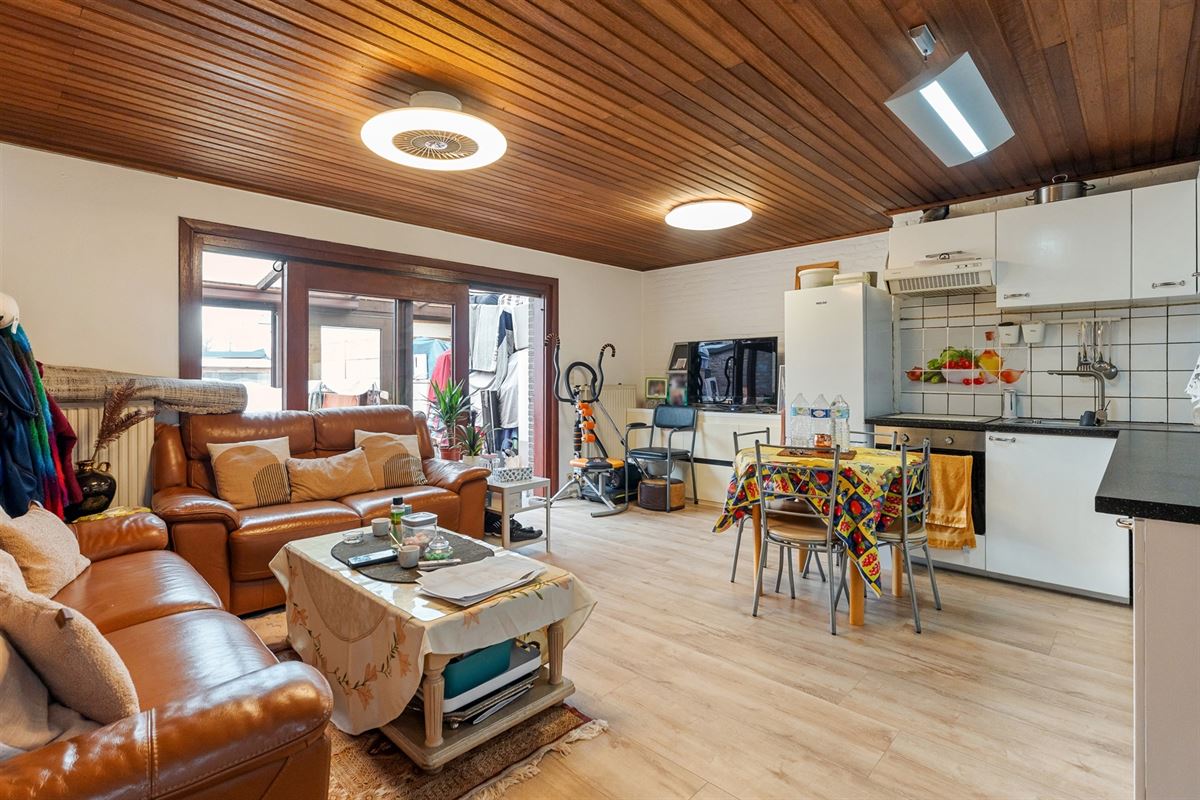 TE RENOVEREN WONING MET BOVENLIGGEND APPARTEMENT GELEGEN TE HEPPEN