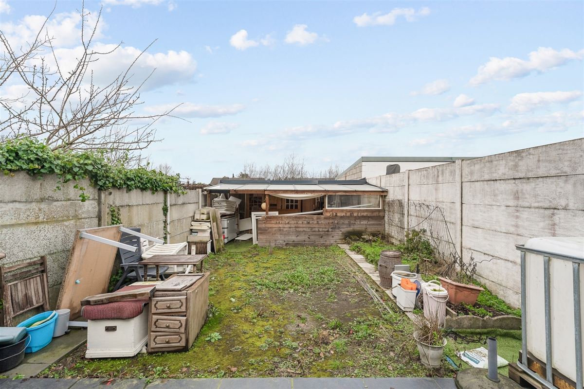 TE RENOVEREN WONING MET BOVENLIGGEND APPARTEMENT GELEGEN TE HEPPEN