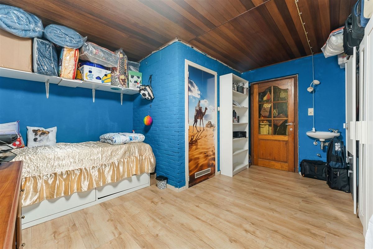 TE RENOVEREN WONING MET BOVENLIGGEND APPARTEMENT GELEGEN TE HEPPEN