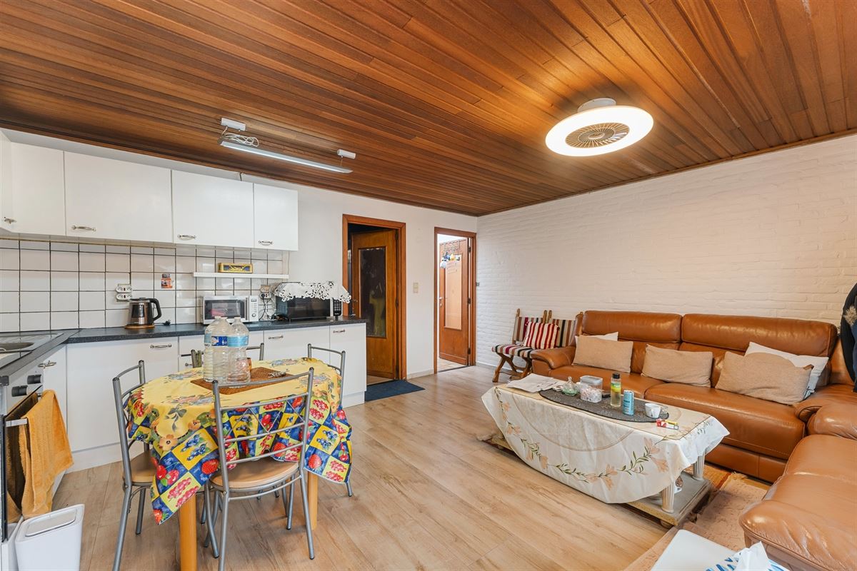 TE RENOVEREN WONING MET BOVENLIGGEND APPARTEMENT GELEGEN TE HEPPEN