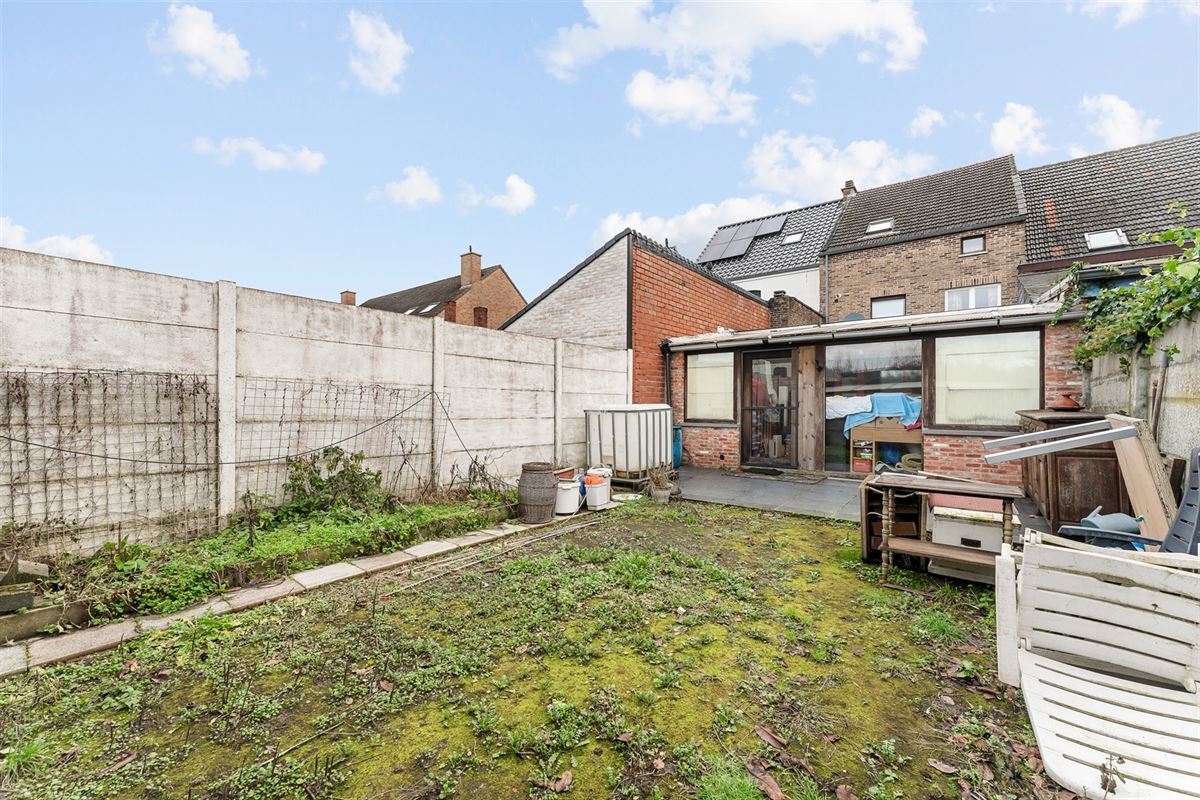 TE RENOVEREN WONING MET BOVENLIGGEND APPARTEMENT GELEGEN TE HEPPEN
