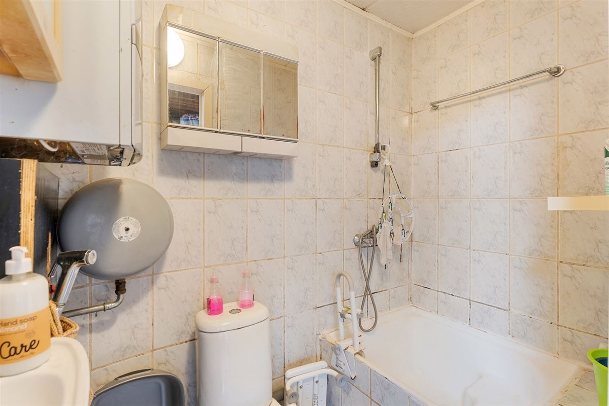 TE RENOVEREN WONING MET BOVENLIGGEND APPARTEMENT GELEGEN TE HEPPEN