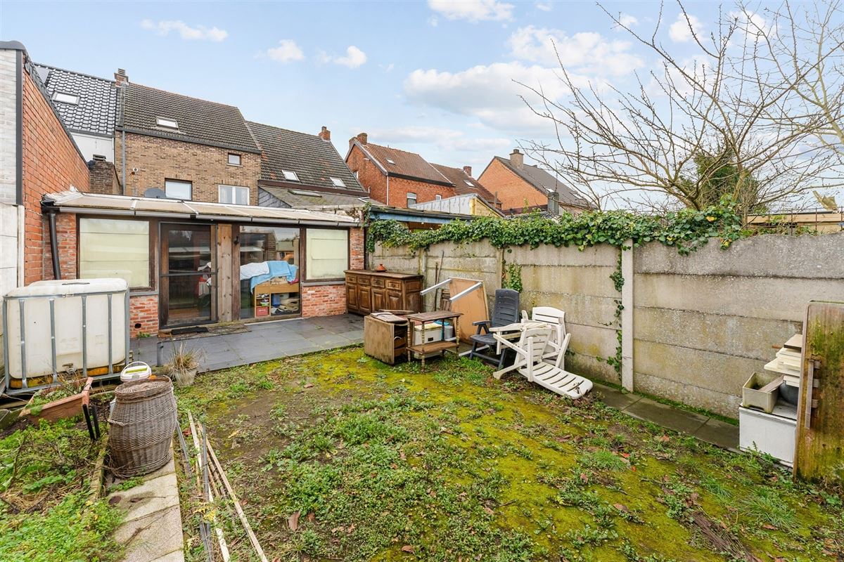 TE RENOVEREN WONING MET BOVENLIGGEND APPARTEMENT GELEGEN TE HEPPEN