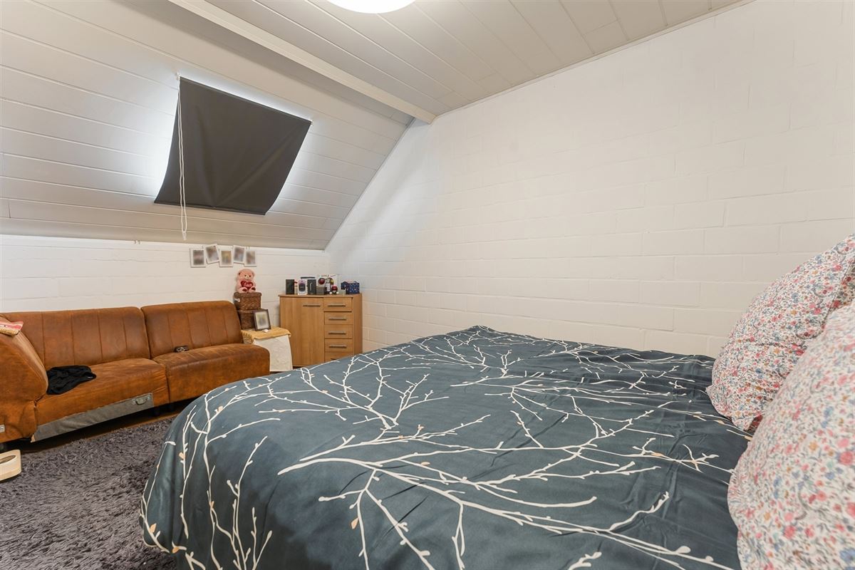 TE RENOVEREN WONING MET BOVENLIGGEND APPARTEMENT GELEGEN TE HEPPEN