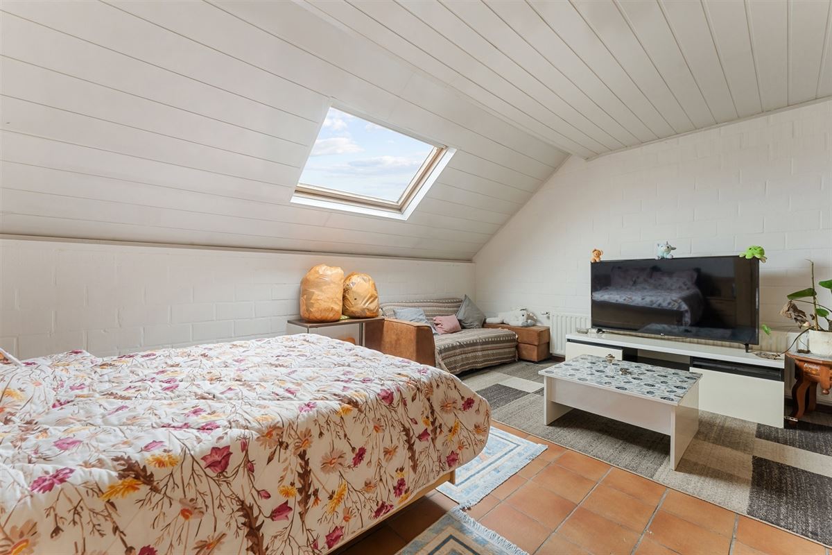 TE RENOVEREN WONING MET BOVENLIGGEND APPARTEMENT GELEGEN TE HEPPEN
