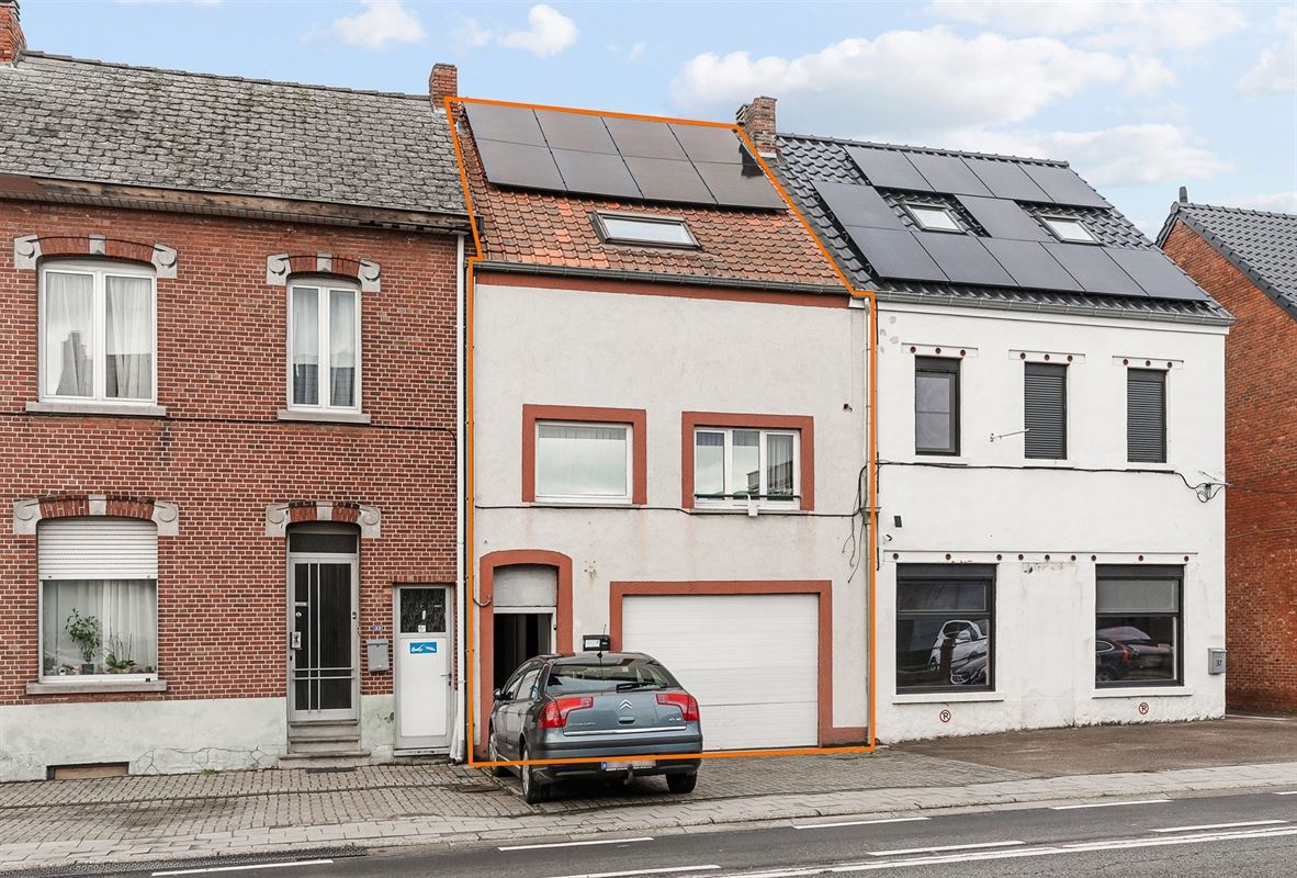 TE RENOVEREN WONING MET BOVENLIGGEND APPARTEMENT GELEGEN TE HEPPEN