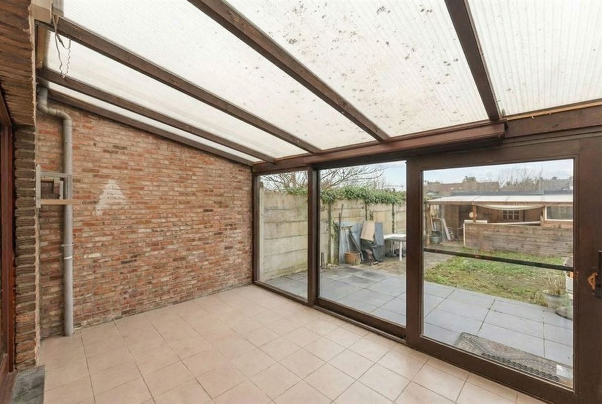 TE RENOVEREN WONING MET BOVENLIGGEND APPARTEMENT GELEGEN TE HEPPEN