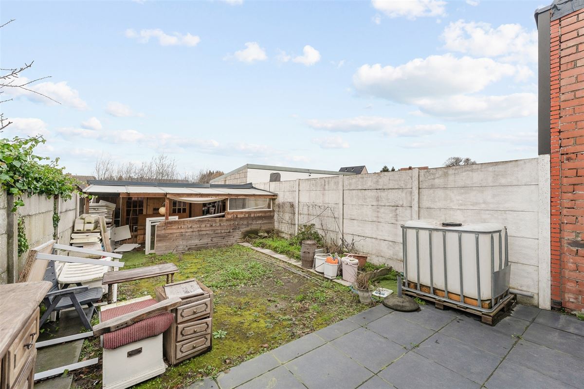 TE RENOVEREN WONING MET BOVENLIGGEND APPARTEMENT GELEGEN TE HEPPEN
