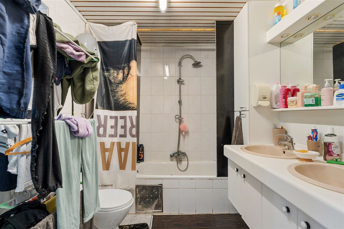 TE RENOVEREN WONING MET BOVENLIGGEND APPARTEMENT GELEGEN TE HEPPEN