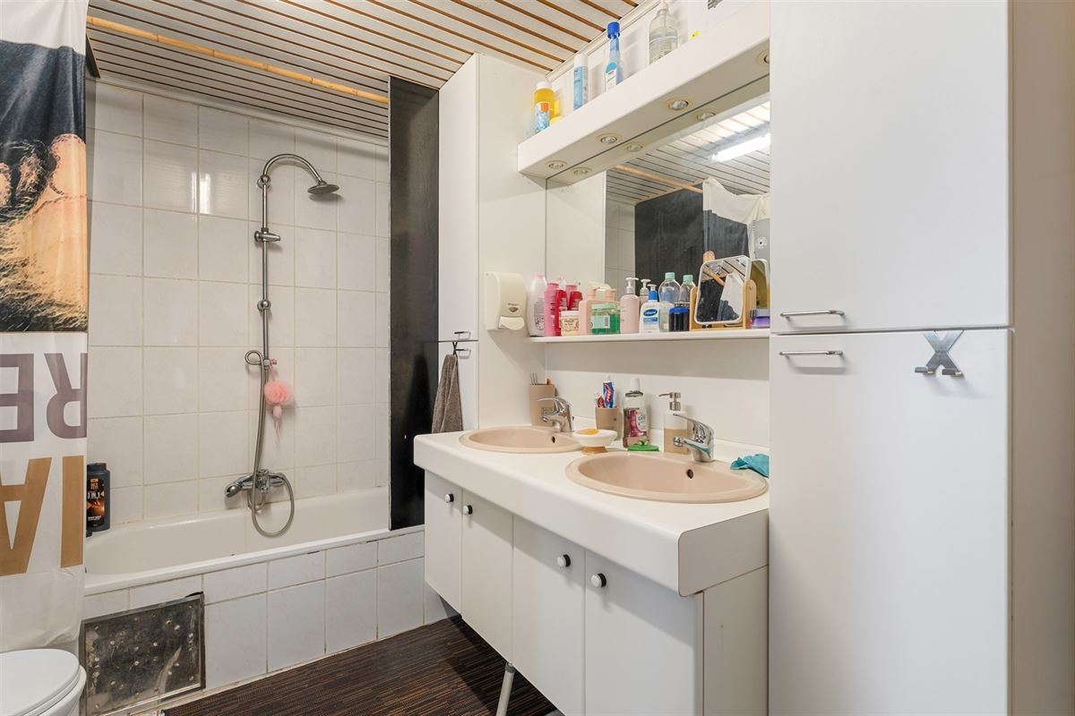 TE RENOVEREN WONING MET BOVENLIGGEND APPARTEMENT GELEGEN TE HEPPEN