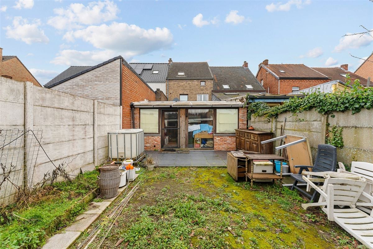 TE RENOVEREN WONING MET BOVENLIGGEND APPARTEMENT GELEGEN TE HEPPEN