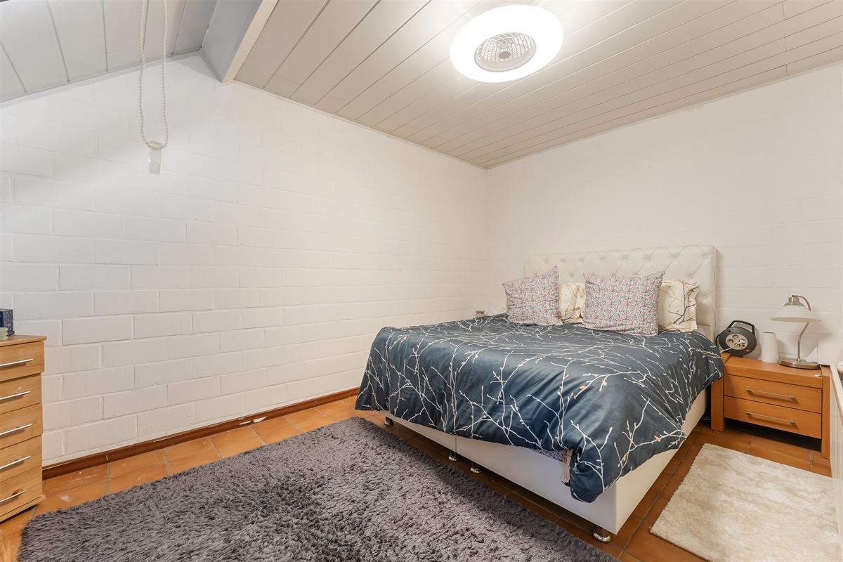 TE RENOVEREN WONING MET BOVENLIGGEND APPARTEMENT GELEGEN TE HEPPEN