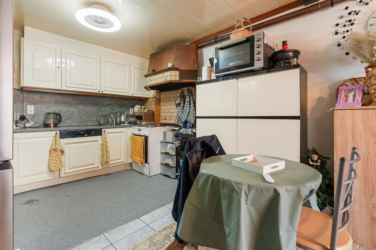 TE RENOVEREN WONING MET BOVENLIGGEND APPARTEMENT GELEGEN TE HEPPEN