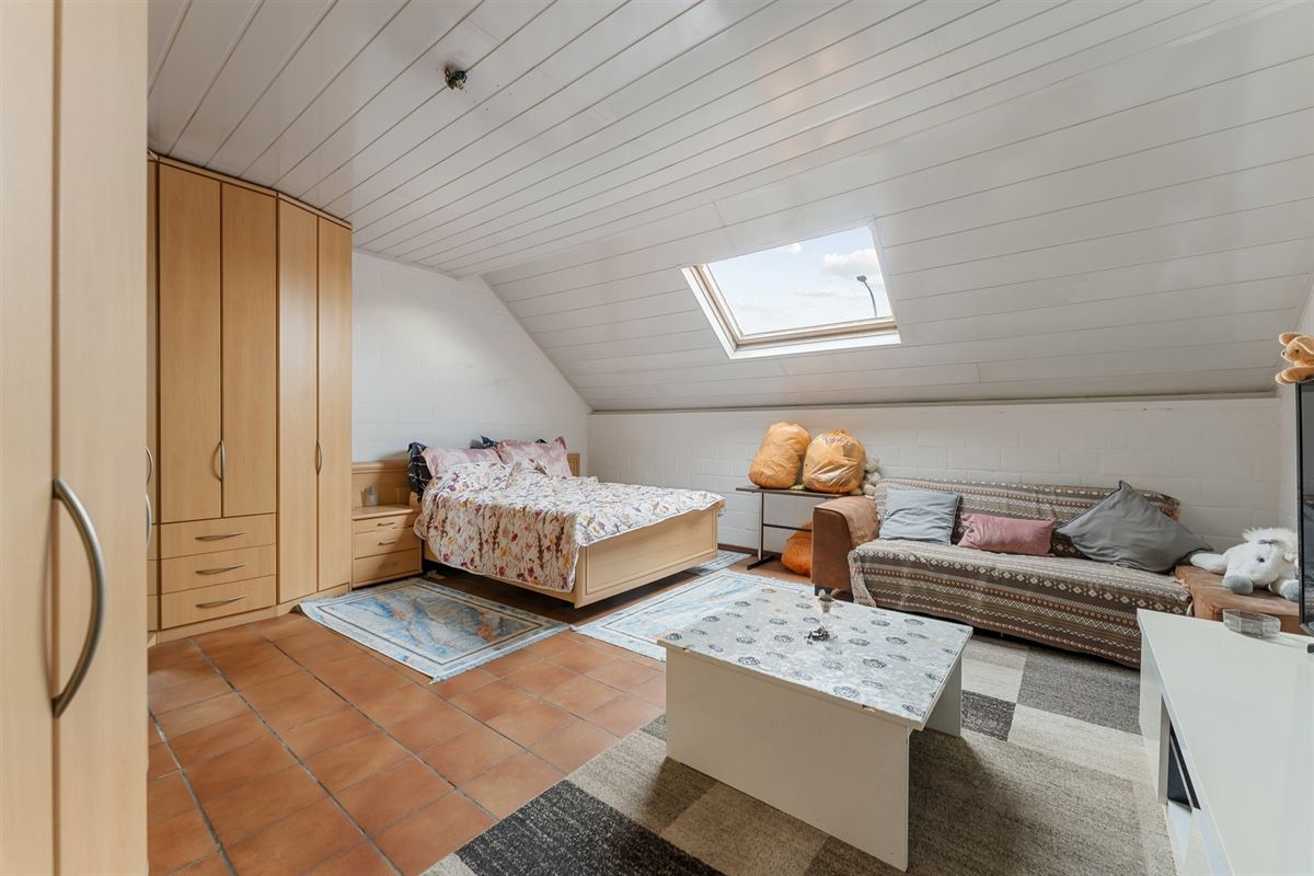 TE RENOVEREN WONING MET BOVENLIGGEND APPARTEMENT GELEGEN TE HEPPEN