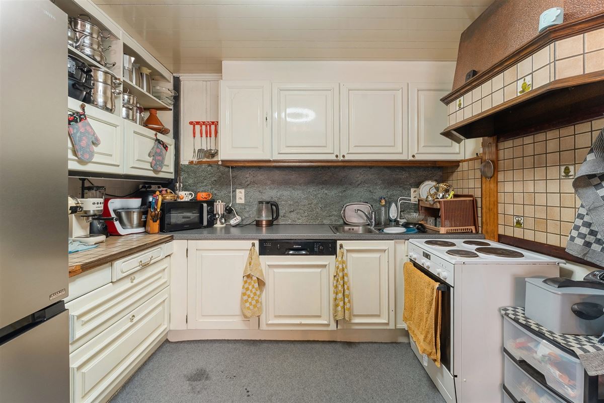 TE RENOVEREN WONING MET BOVENLIGGEND APPARTEMENT GELEGEN TE HEPPEN