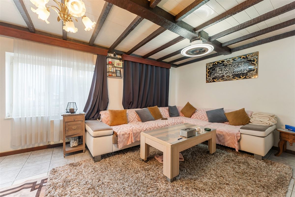 TE RENOVEREN WONING MET BOVENLIGGEND APPARTEMENT GELEGEN TE HEPPEN