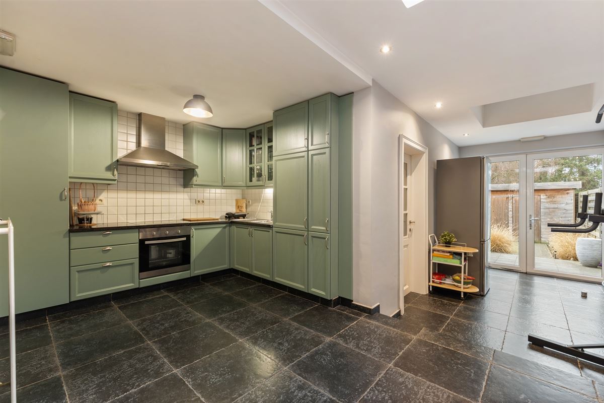 KNAP GERENOVEERDE WONING (175M²) MET 4 SLAAPKAMERS EN LEUKE STADSTUIN TE HASSELT