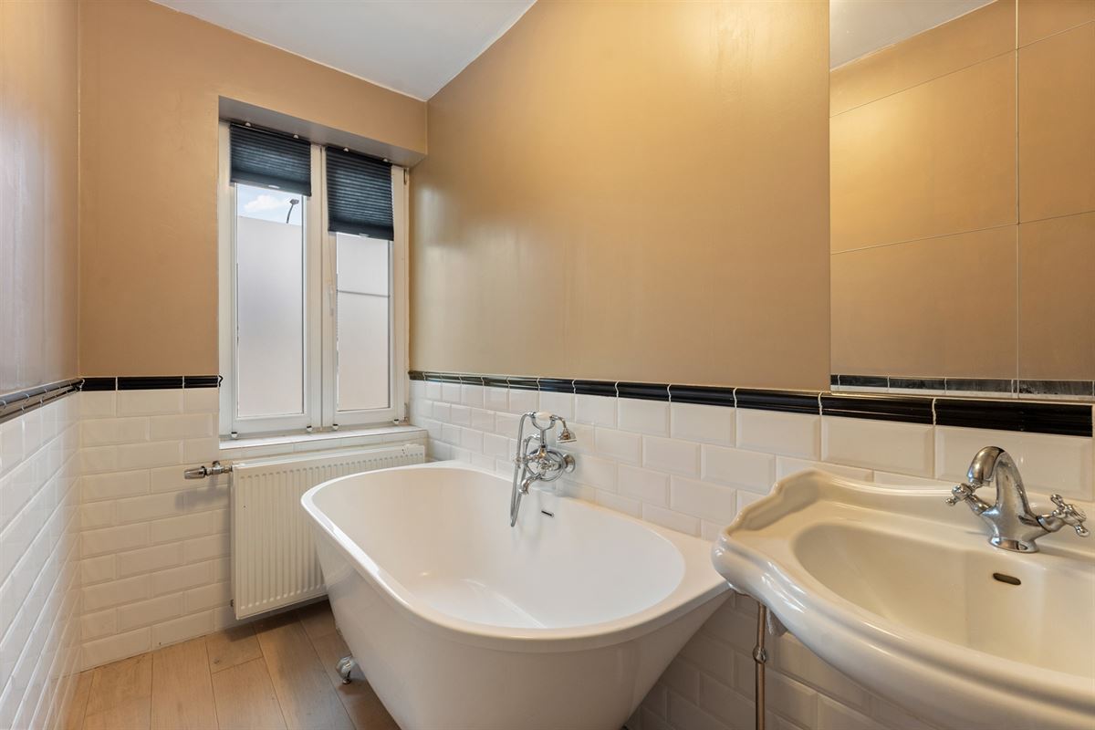 KNAP GERENOVEERDE WONING (175M²) MET 4 SLAAPKAMERS EN LEUKE STADSTUIN TE HASSELT