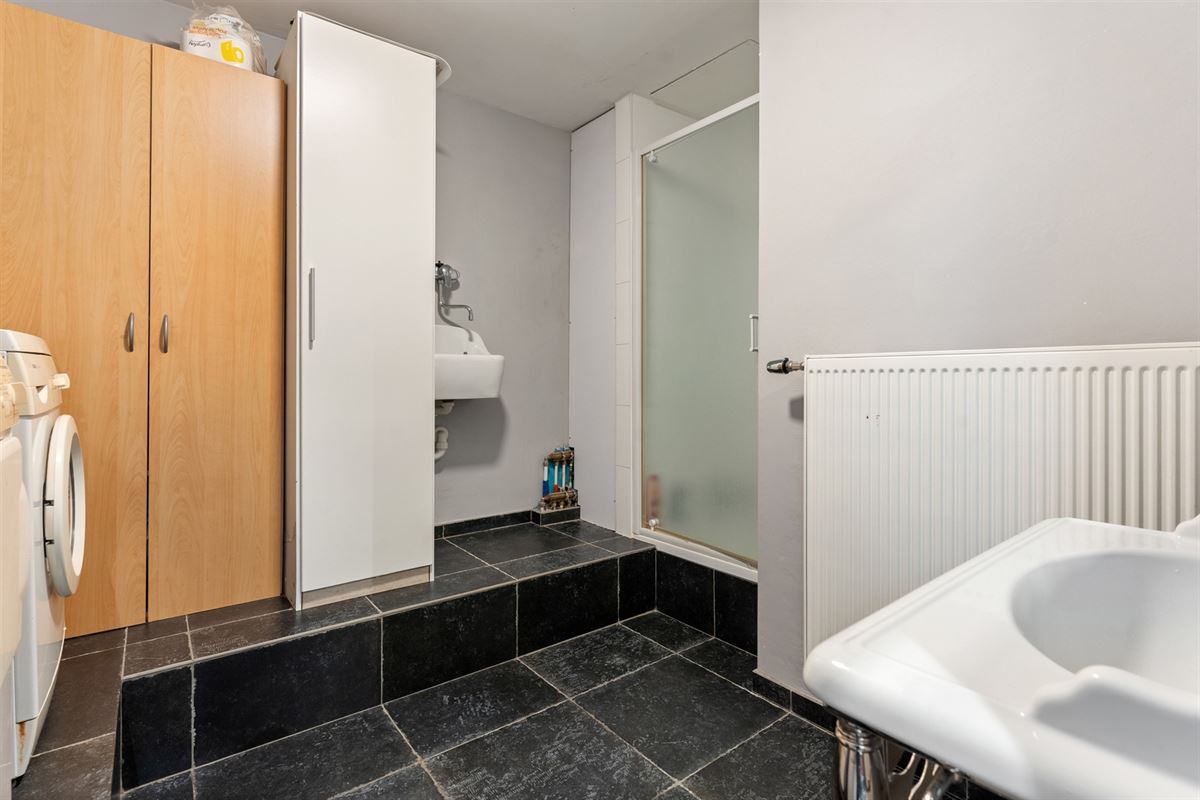 KNAP GERENOVEERDE WONING (175M²) MET 4 SLAAPKAMERS EN LEUKE STADSTUIN TE HASSELT