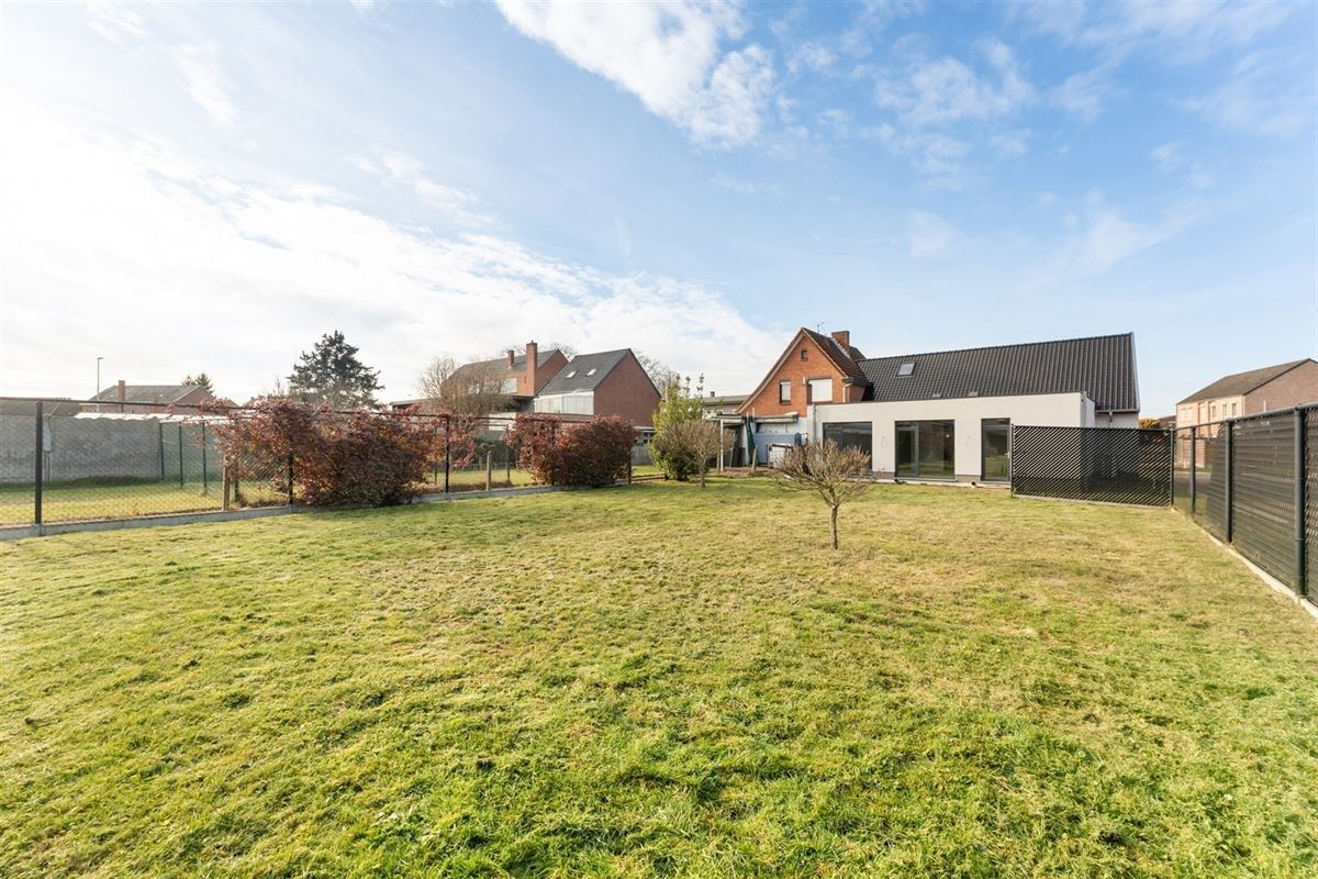 AF TE WERKEN RUIME WONING (222M²) MET 2 SLAAPKAMERS EN TUIN MET TUINKAMER OP 6A 81CA TE PAAL