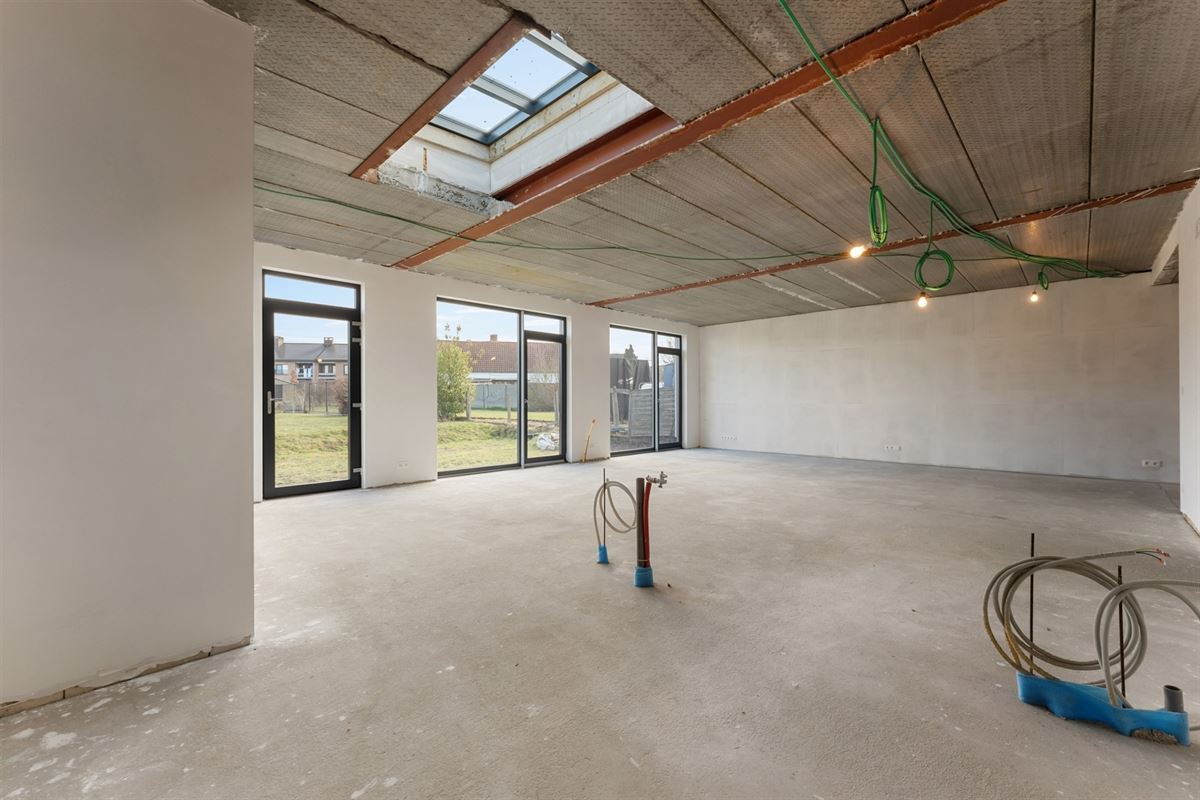 AF TE WERKEN RUIME WONING (222M²) MET 2 SLAAPKAMERS EN TUIN MET TUINKAMER OP 6A 81CA TE PAAL