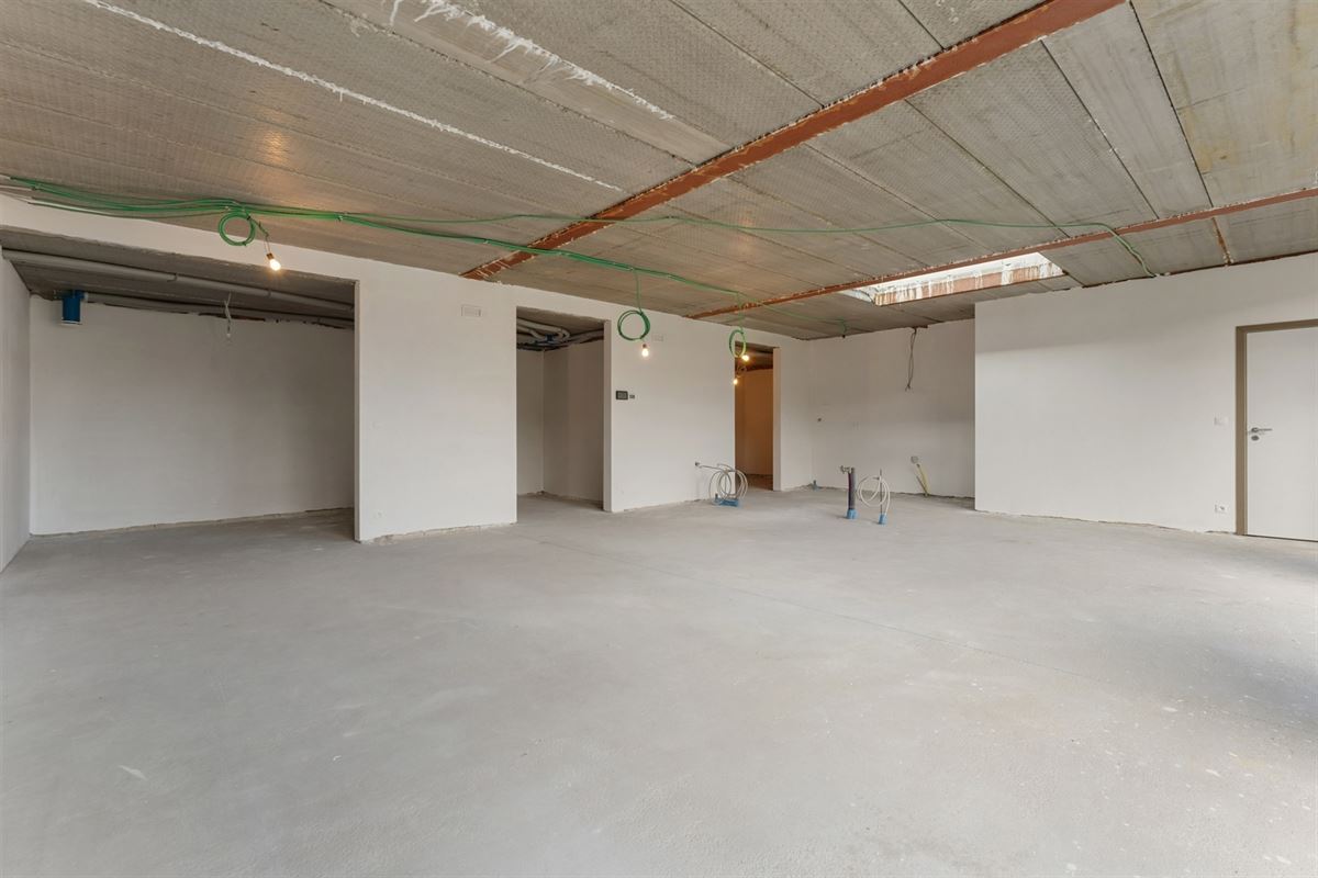 AF TE WERKEN RUIME WONING (222M²) MET 2 SLAAPKAMERS EN TUIN MET TUINKAMER OP 6A 81CA TE PAAL
