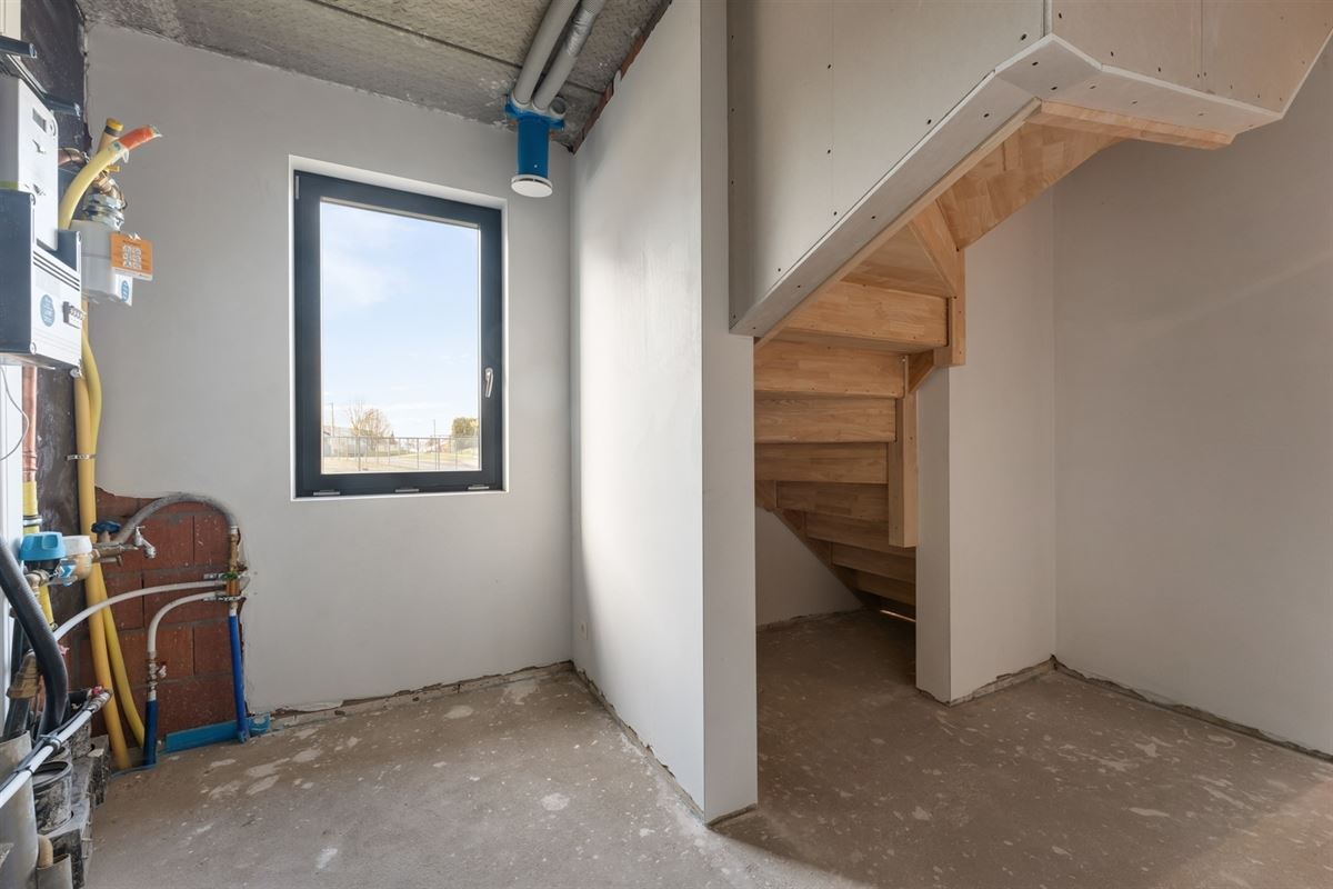AF TE WERKEN RUIME WONING (222M²) MET 2 SLAAPKAMERS EN TUIN MET TUINKAMER OP 6A 81CA TE PAAL