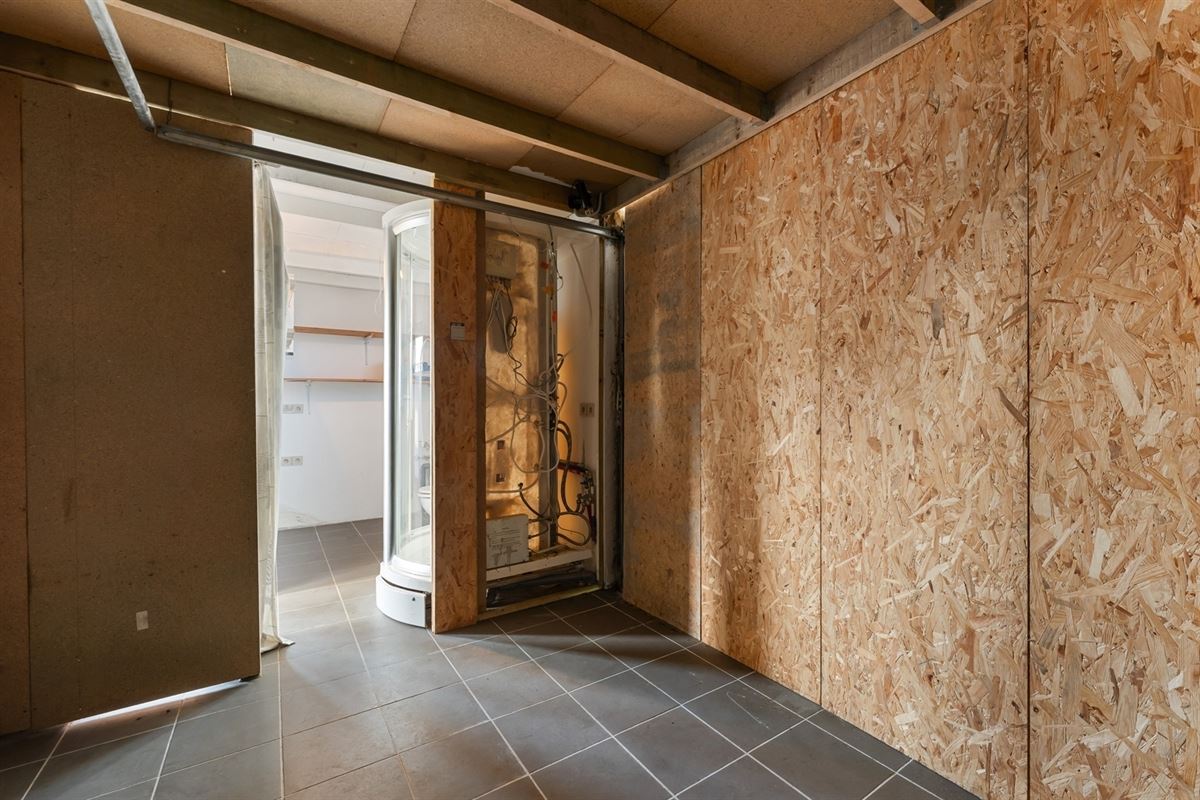 AF TE WERKEN RUIME WONING (222M²) MET 2 SLAAPKAMERS EN TUIN MET TUINKAMER OP 6A 81CA TE PAAL