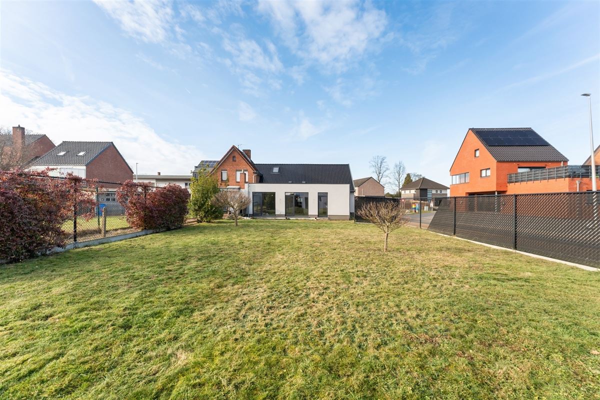 AF TE WERKEN RUIME WONING (222M²) MET 2 SLAAPKAMERS EN TUIN MET TUINKAMER OP 6A 81CA TE PAAL