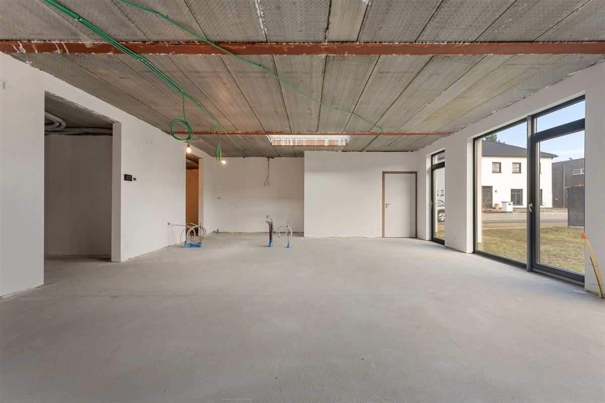 AF TE WERKEN RUIME WONING (222M²) MET 2 SLAAPKAMERS EN TUIN MET TUINKAMER OP 6A 81CA TE PAAL